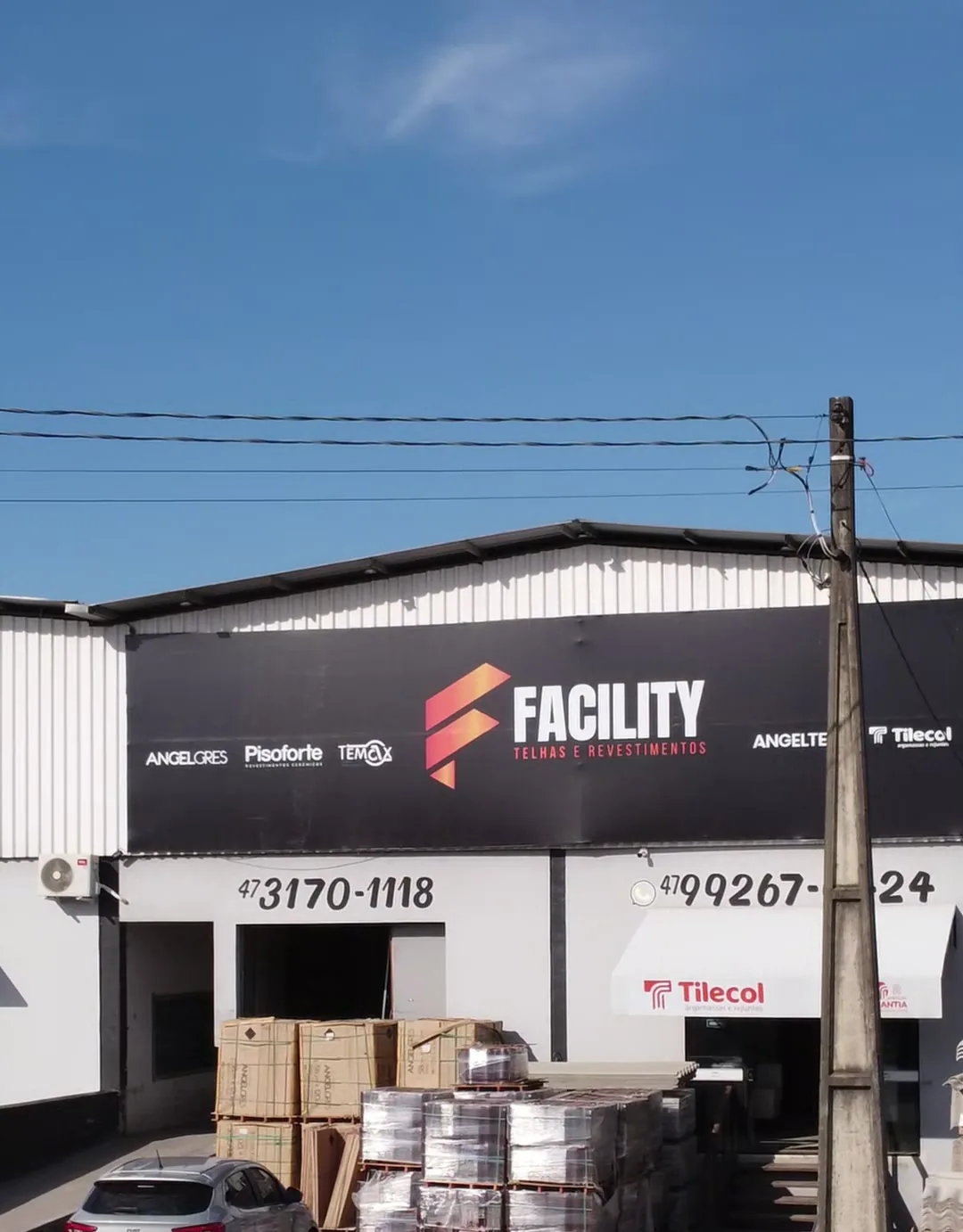 Fachada da loja Facility Telhas e Revestimentos em Barra Velha, Santa Catarina