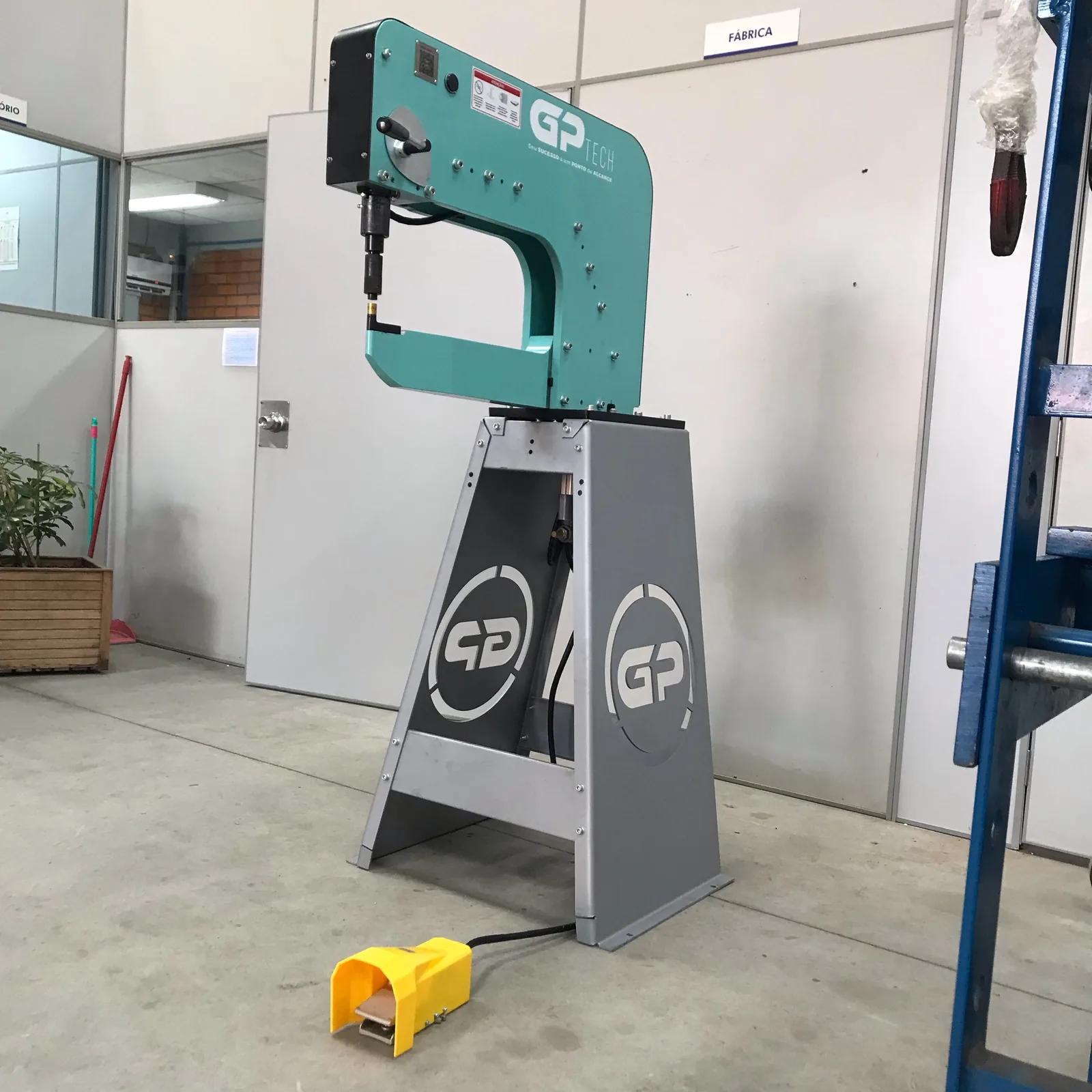 Ponteadeira PE4500 da GPTECH na fábrica
