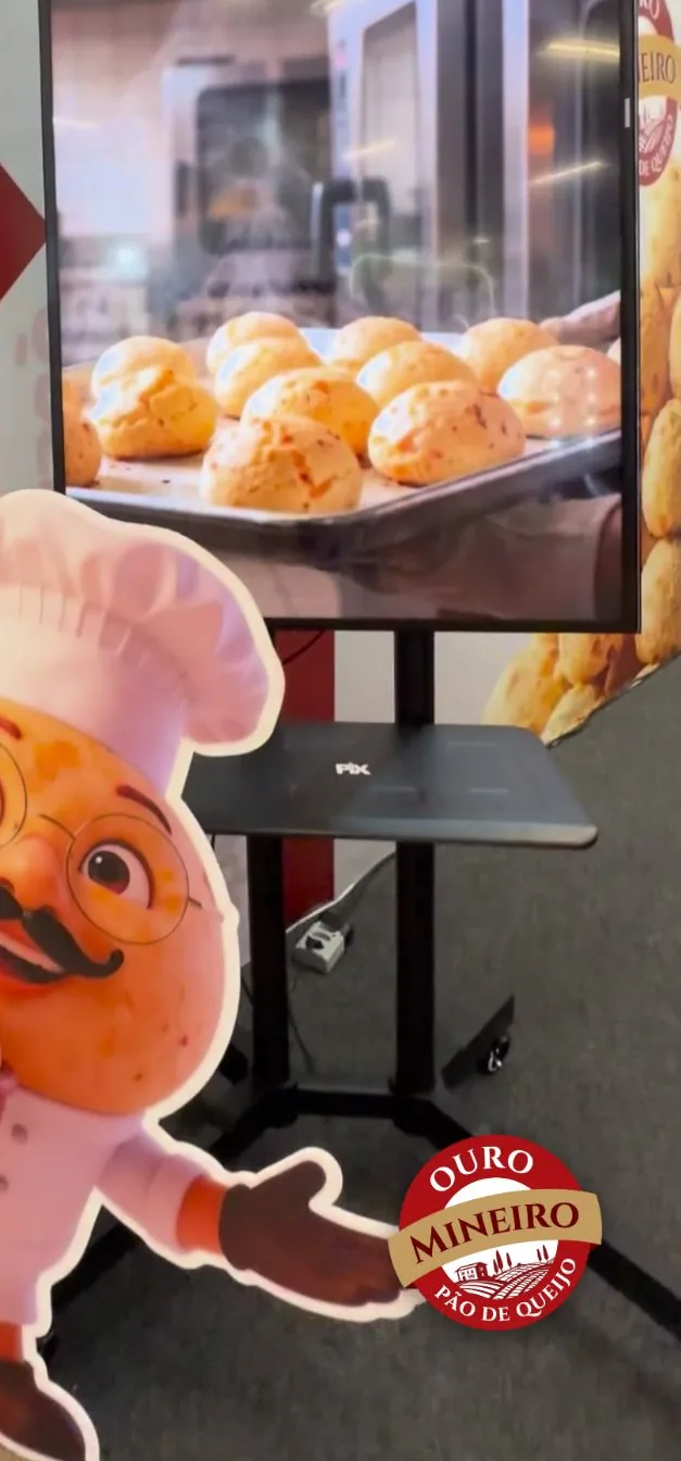 Display do personagem Dom Queijote no estande da Ouro Mineiro na feira Encatho